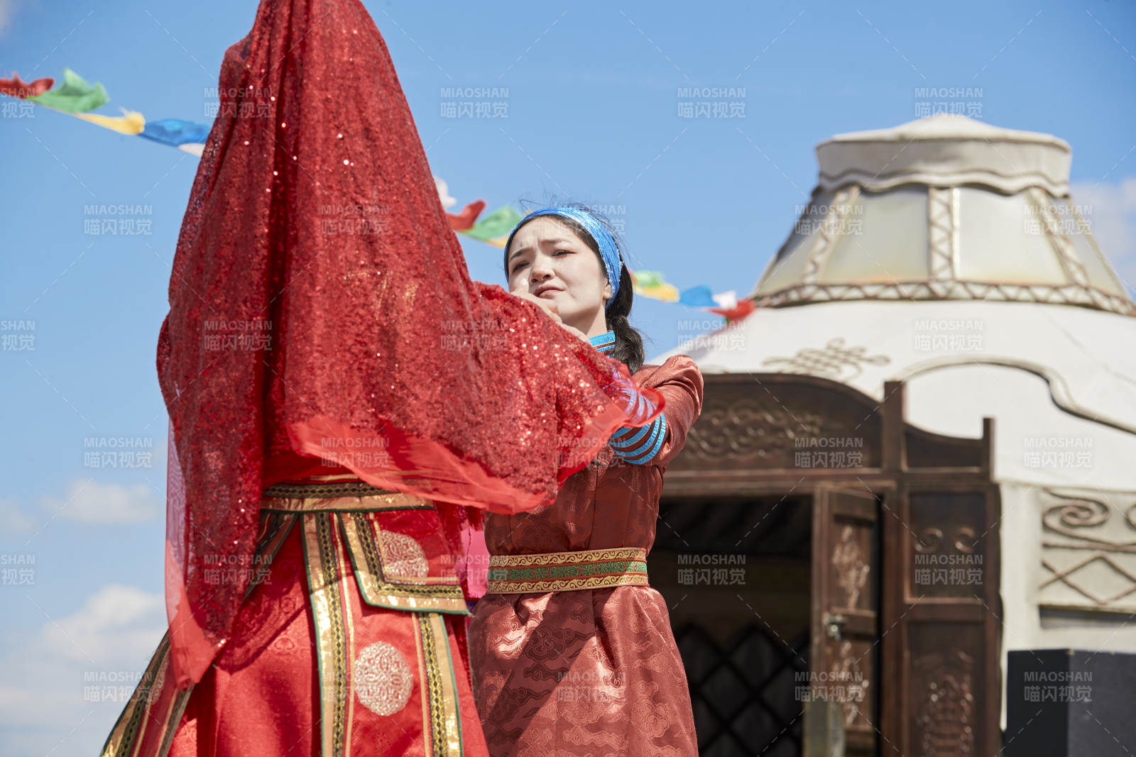 草原上的傳統蒙古族婚禮儀式