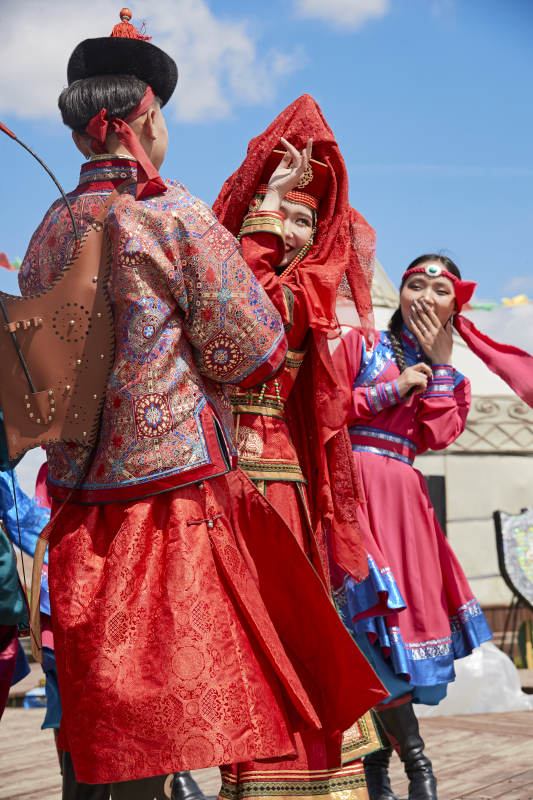 草原上的传统蒙古族婚礼仪式