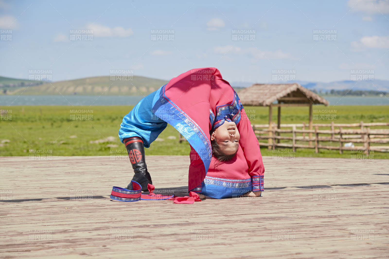 那達慕大會上表演的蒙古族傳統舞蹈