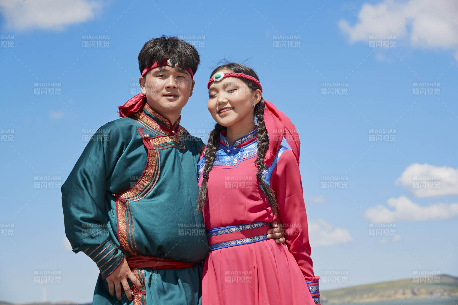 草原敖包上的蒙族小情侣