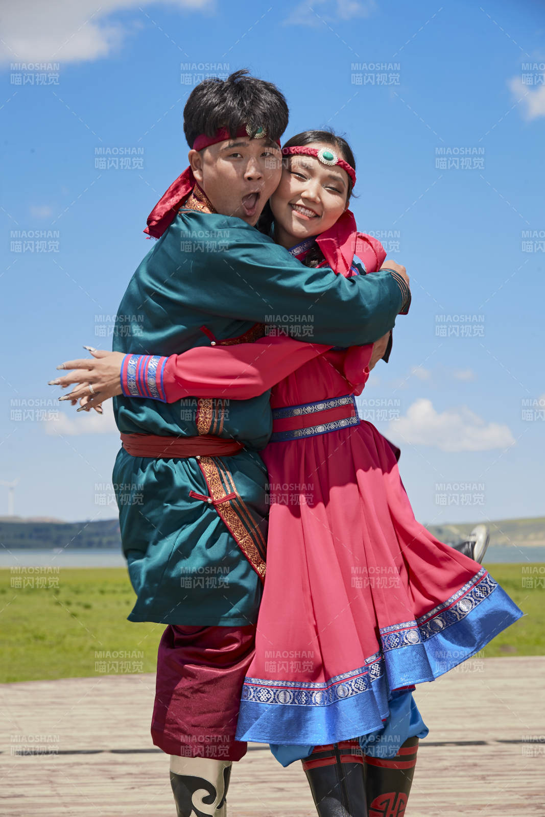 草原敖包上的蒙族小情侶