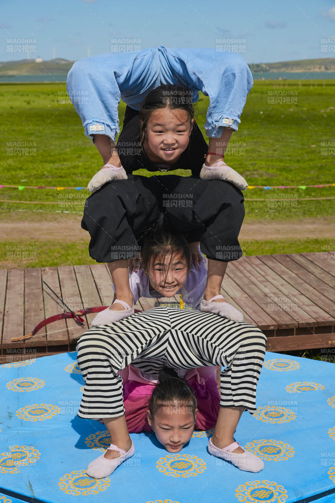 進行柔術體操雜技表演的三個少女