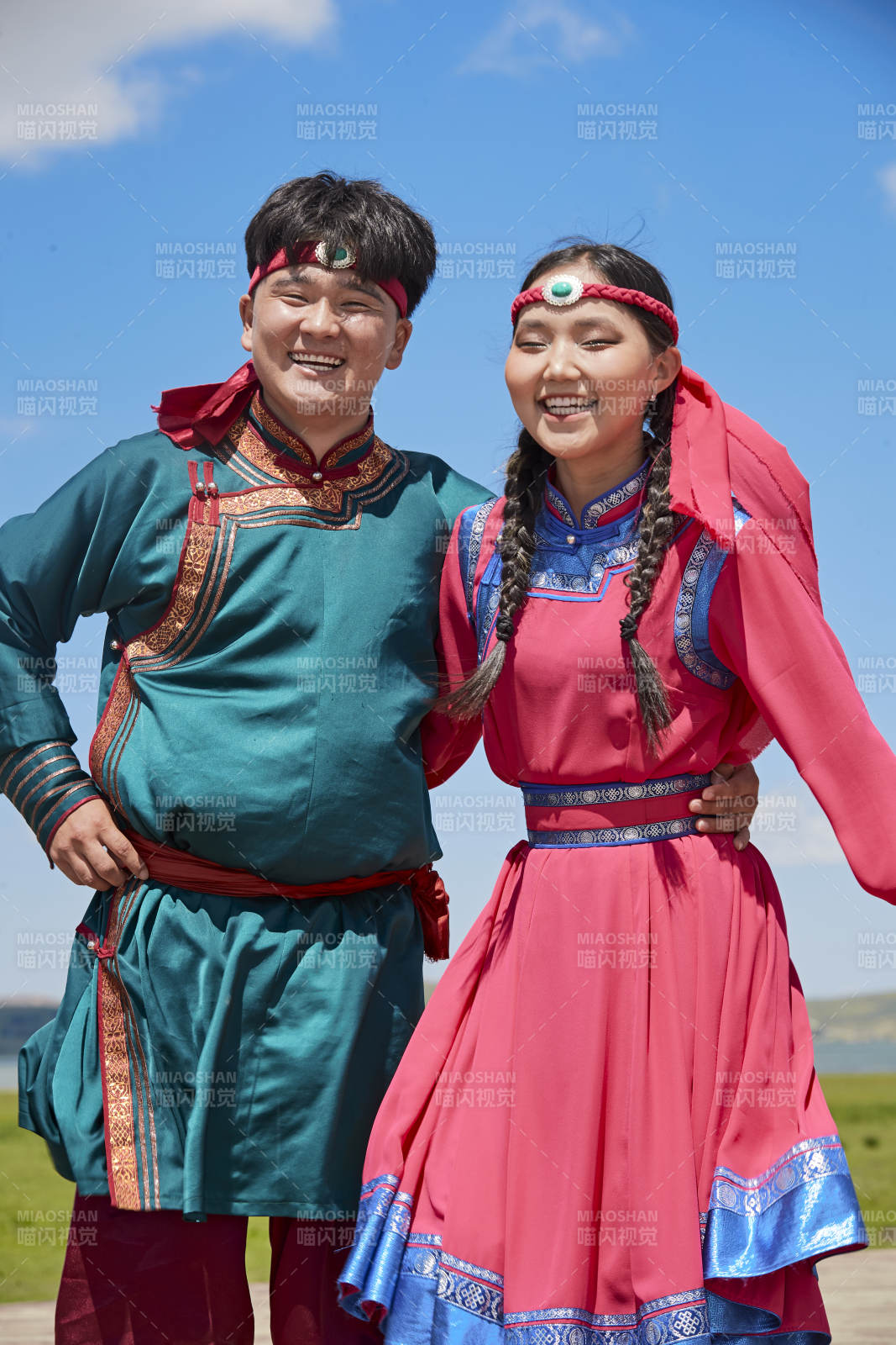 草原敖包上的蒙族小情侶