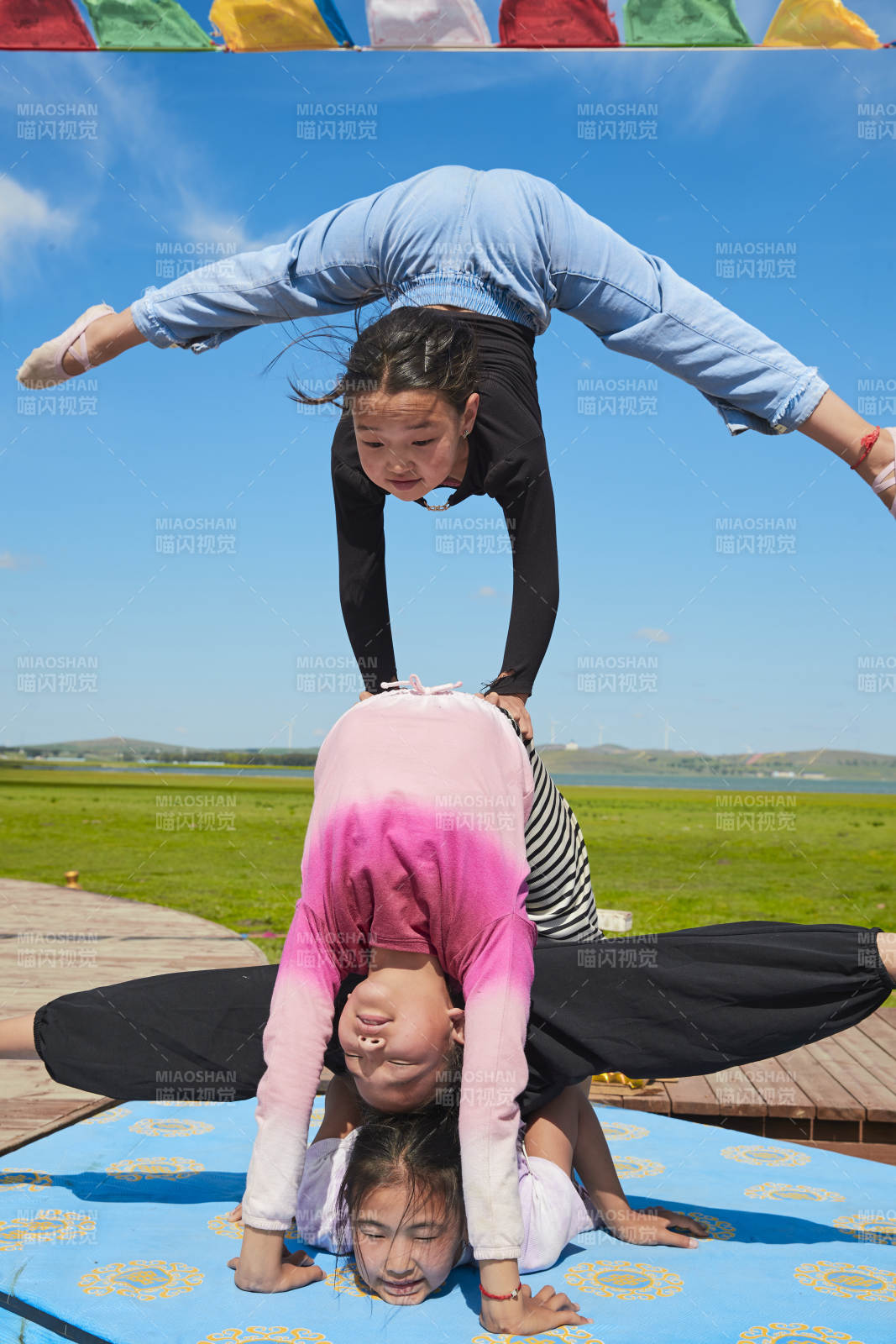 進(jìn)行柔術(shù)體操雜技表演的三個(gè)少女