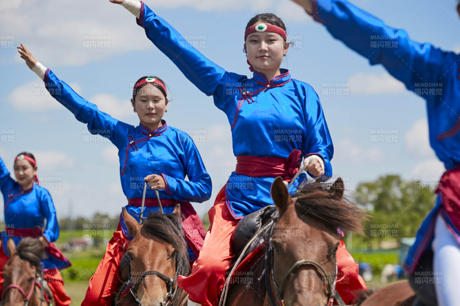 河北省沽源縣庫(kù)倫淖爾景區(qū)的蒙古馬術(shù)表演