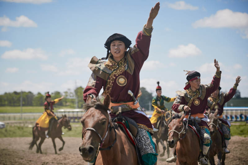 在草原景区表演的蒙古古代骑马打仗演出