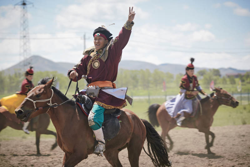 在草原景区表演的蒙古古代骑马打仗演出