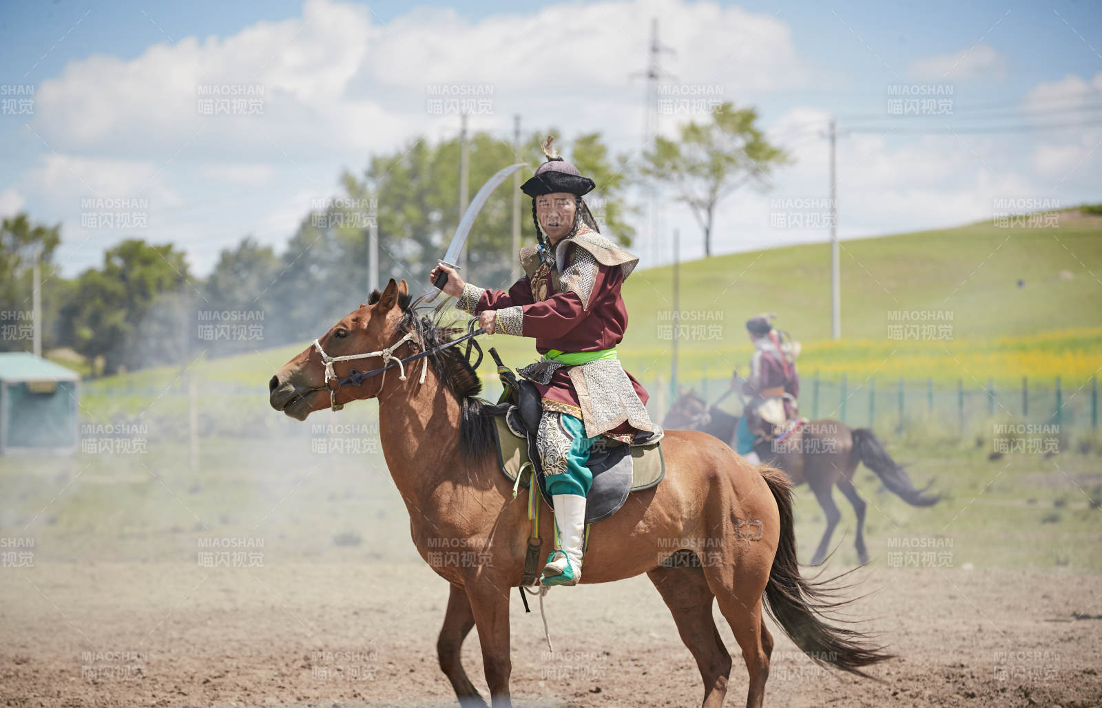 在草原景區表演的蒙古古代騎馬打仗演出