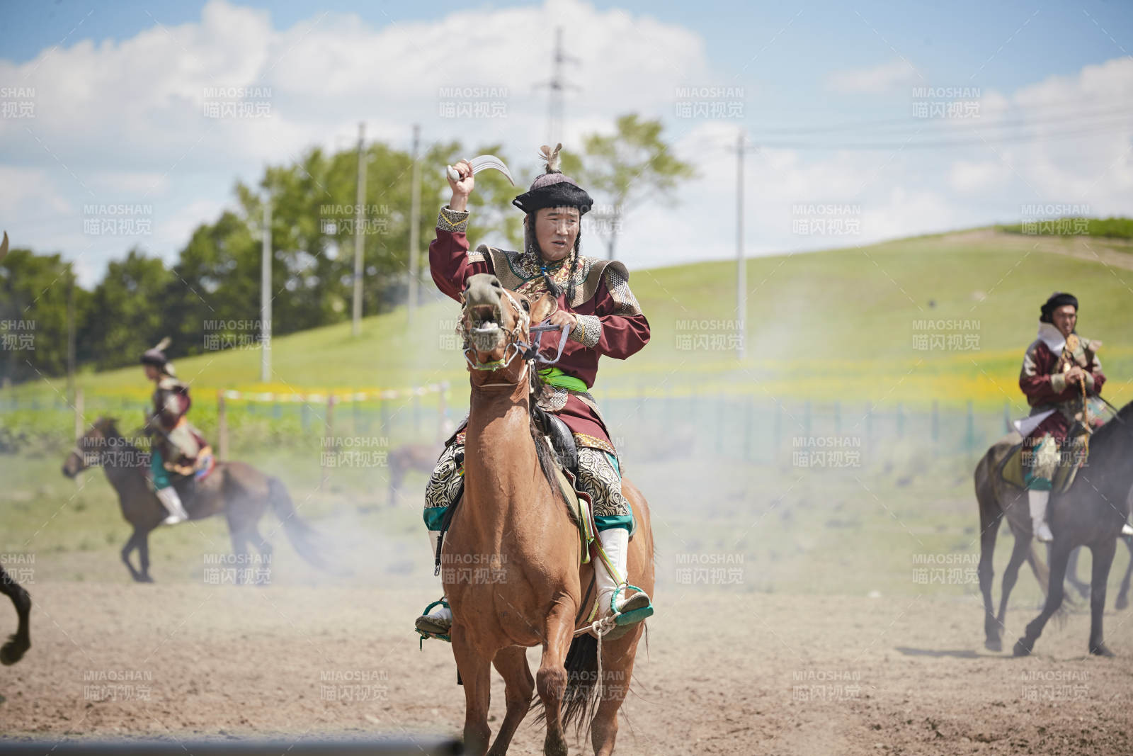 在草原景區(qū)表演的蒙古古代騎馬打仗演出