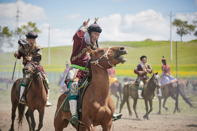 在草原景区表演的蒙古古代骑马打仗演出
