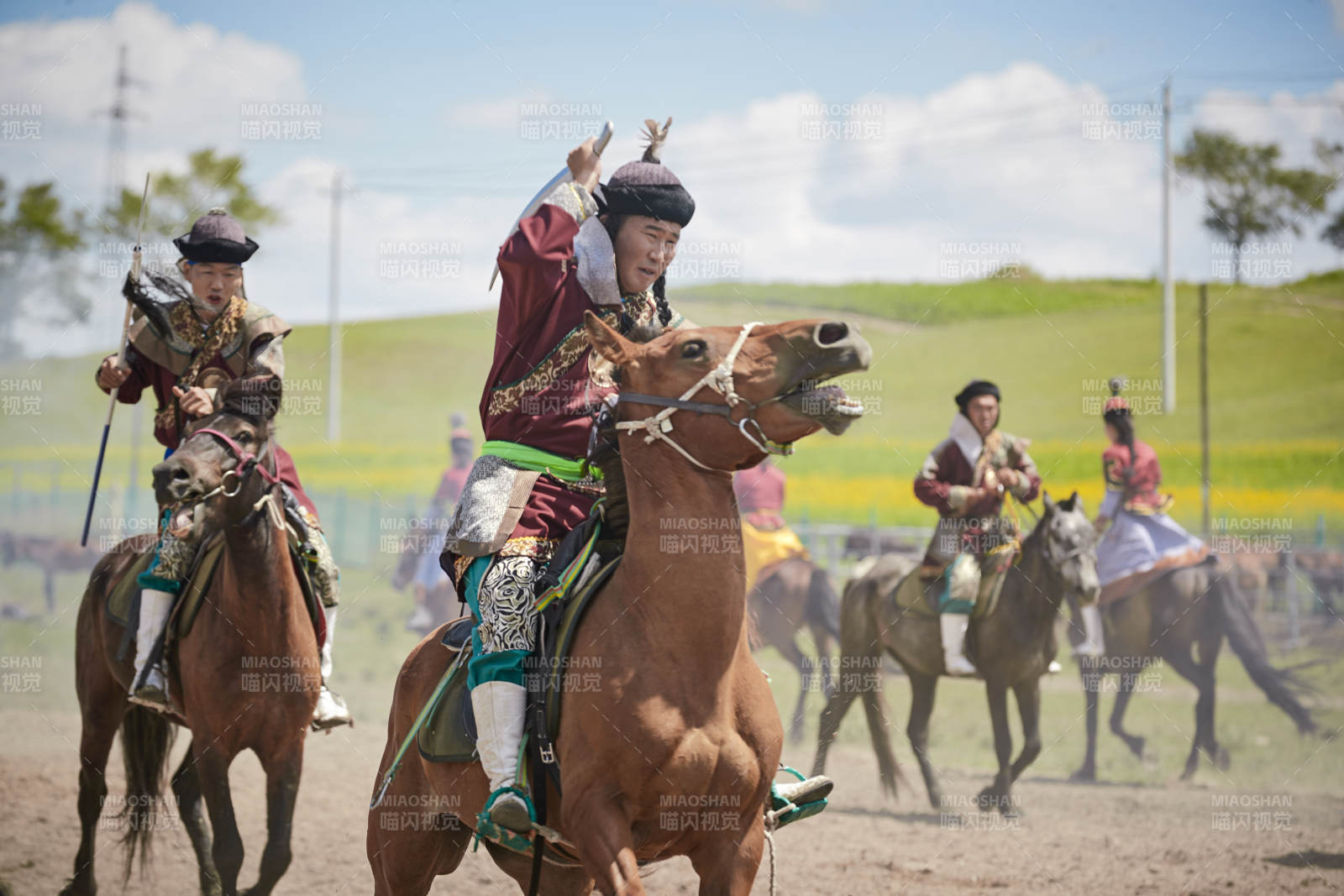 在草原景区表演的蒙古古代骑马打仗演出
