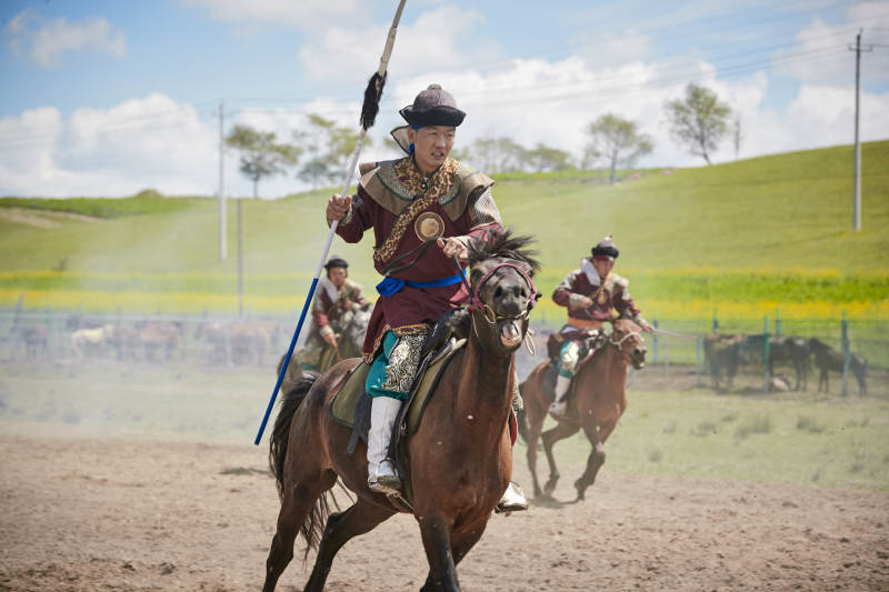在草原景区表演的蒙古古代骑马打仗演出