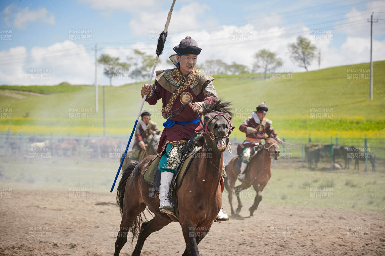 在草原景区表演的蒙古古代骑马打仗演出