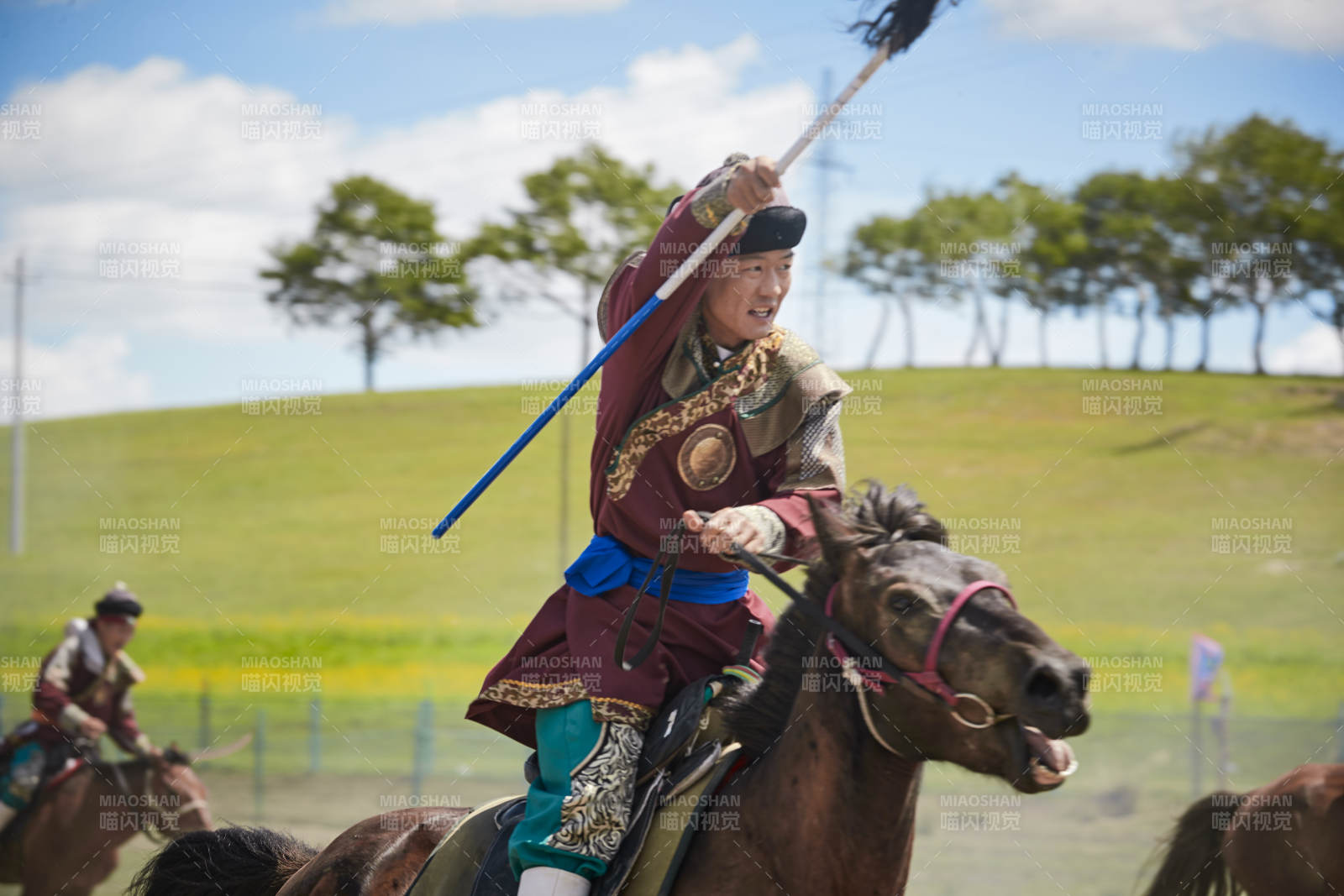 在草原景区表演的蒙古古代骑马打仗演出