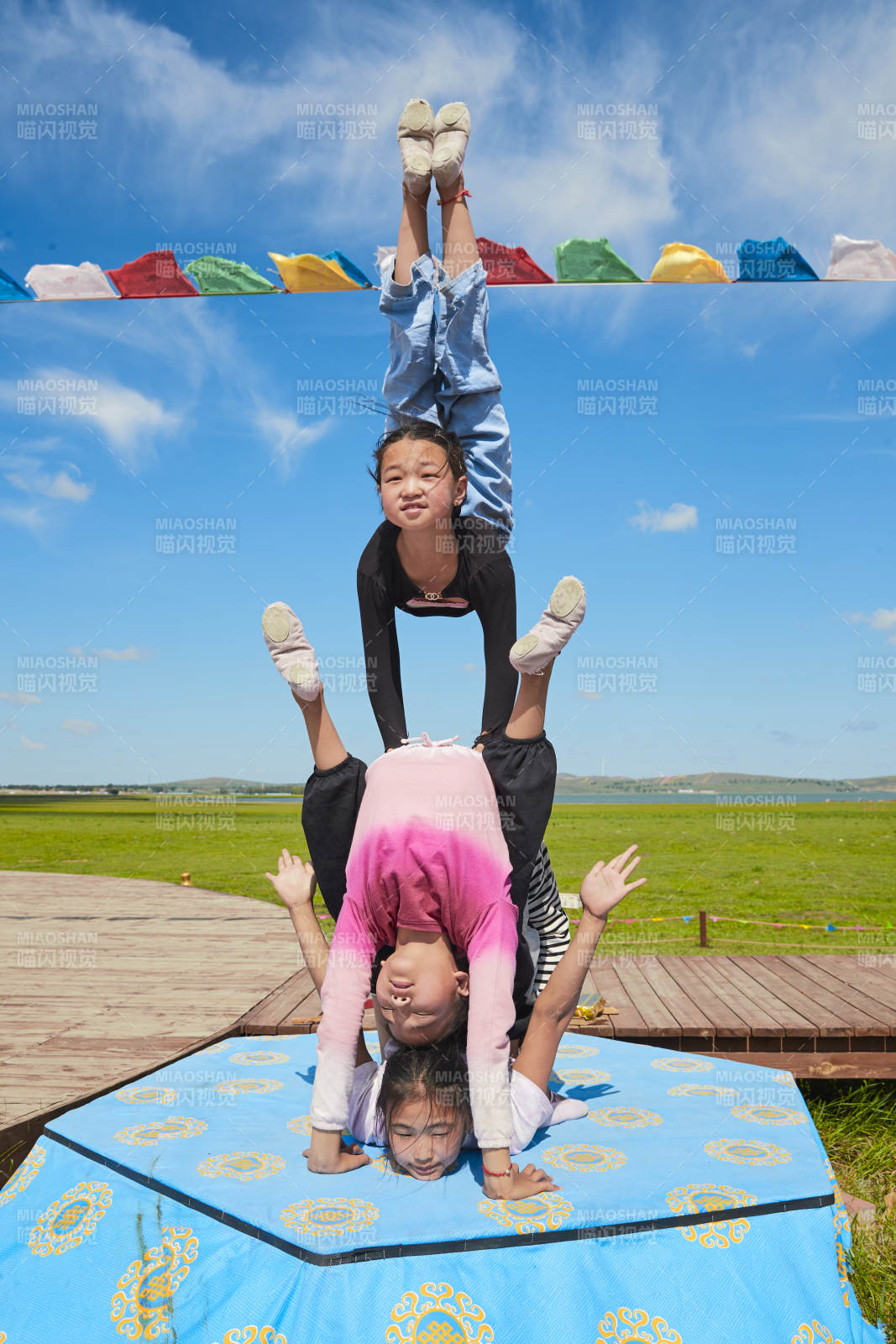 進行柔術體操雜技表演的三個少女