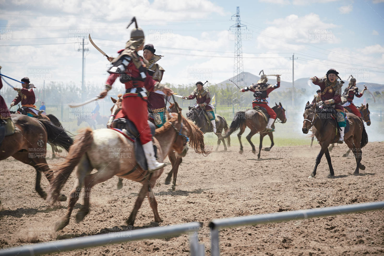 在草原景區(qū)表演的蒙古古代騎馬打仗演出