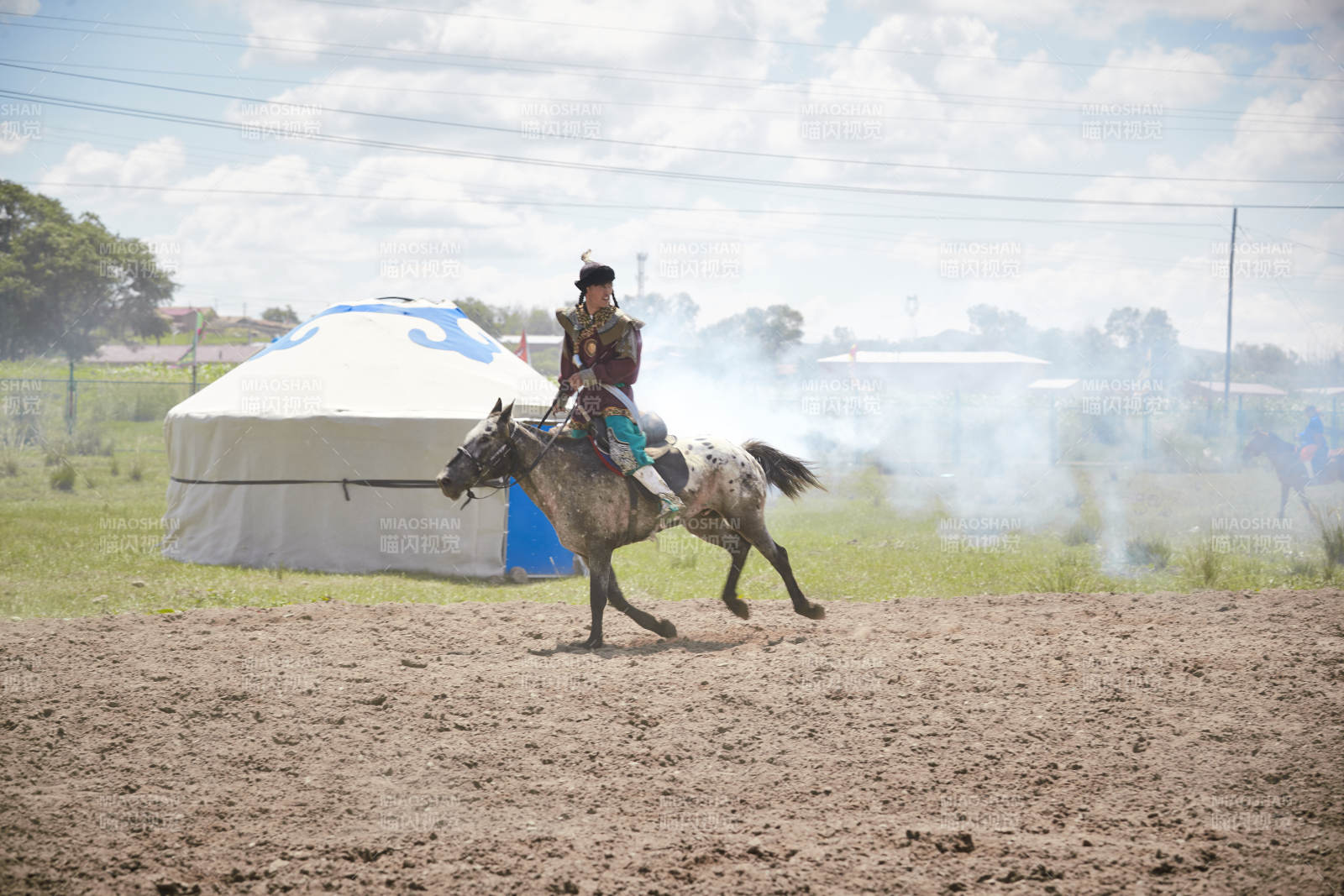 在草原景區表演的蒙古古代騎馬打仗演出