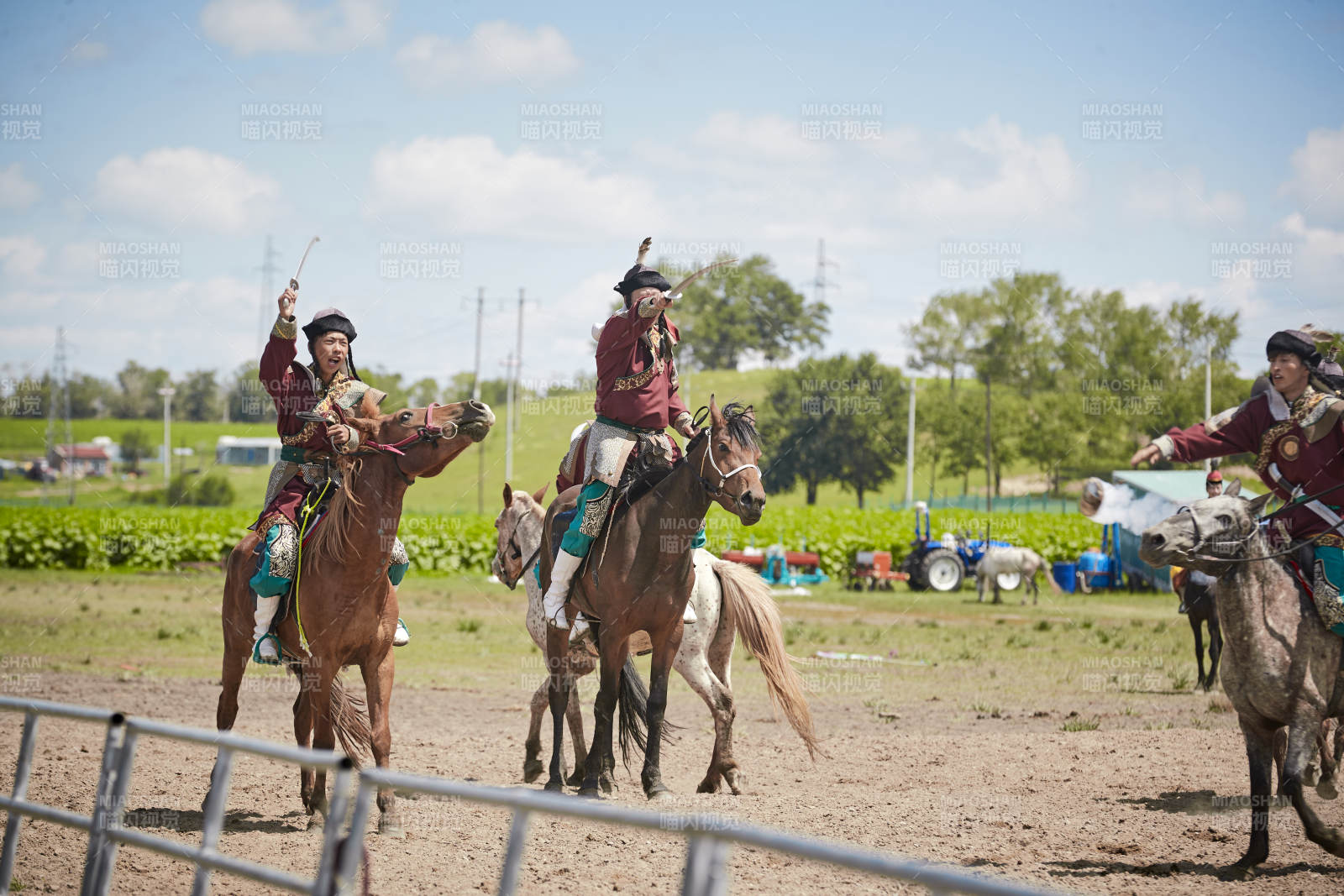 在草原景区表演的蒙古古代骑马打仗演出