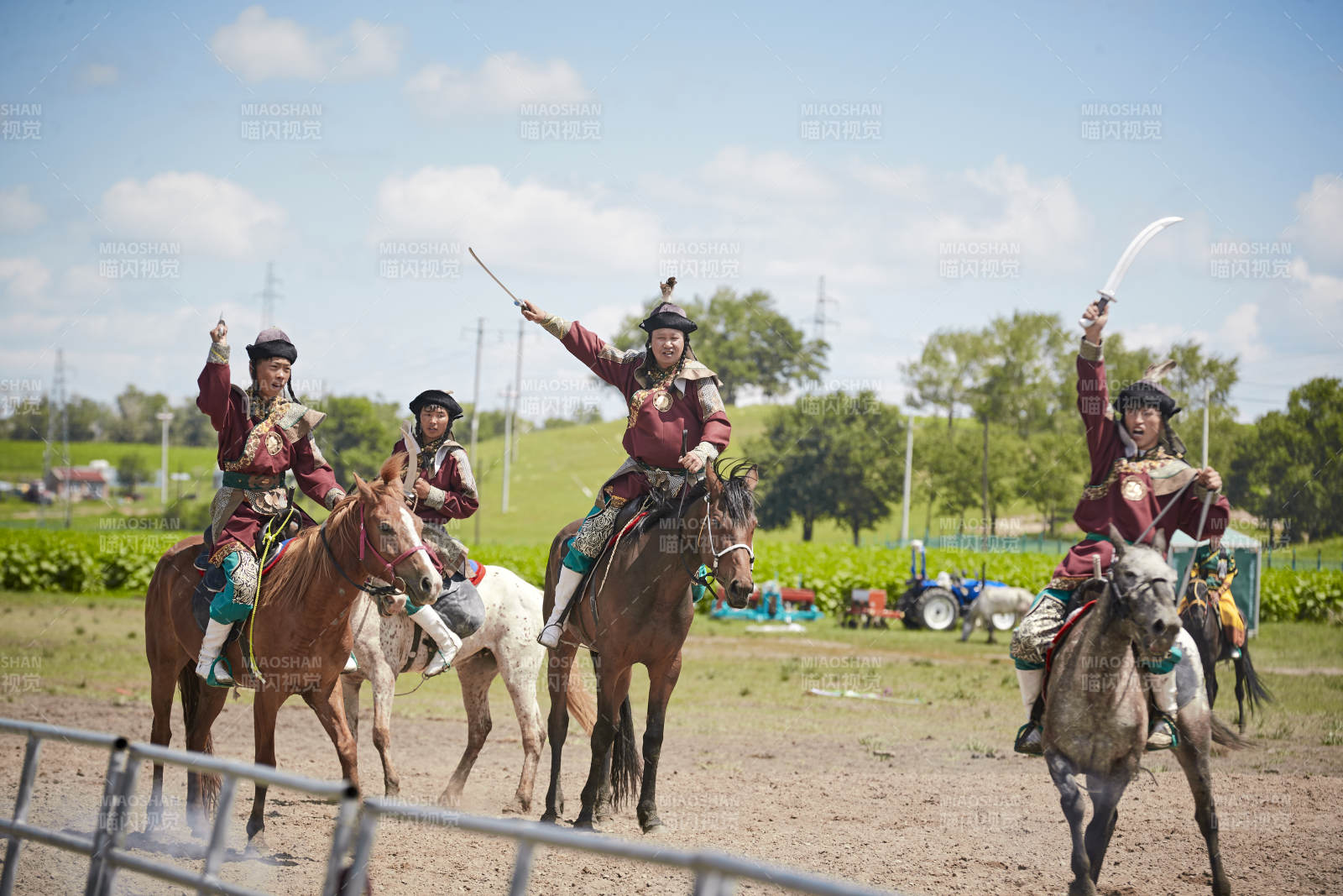 在草原景区表演的蒙古古代骑马打仗演出