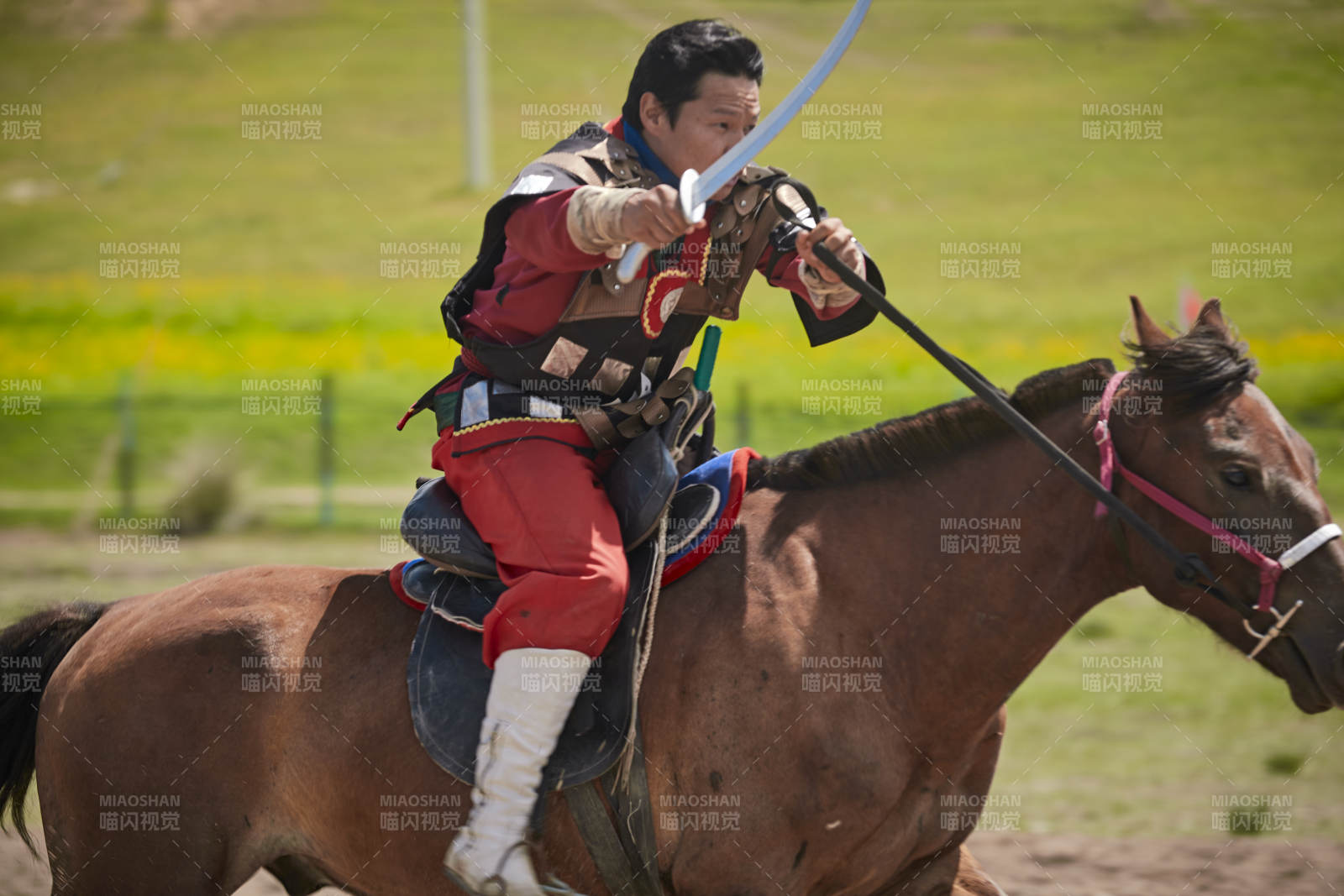 在草原景區表演的蒙古古代騎馬打仗演出