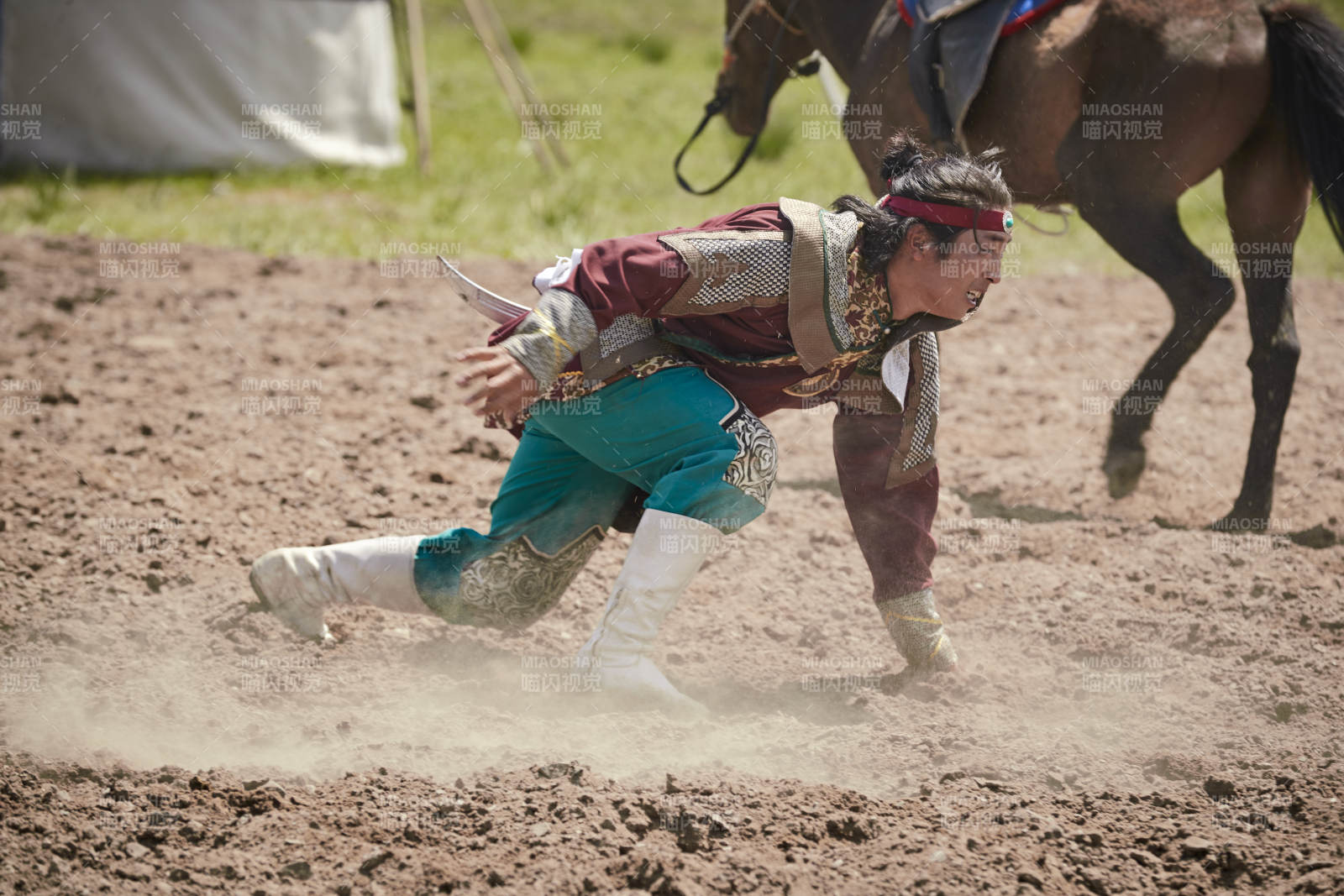 在草原景區表演的蒙古古代騎馬打仗演出