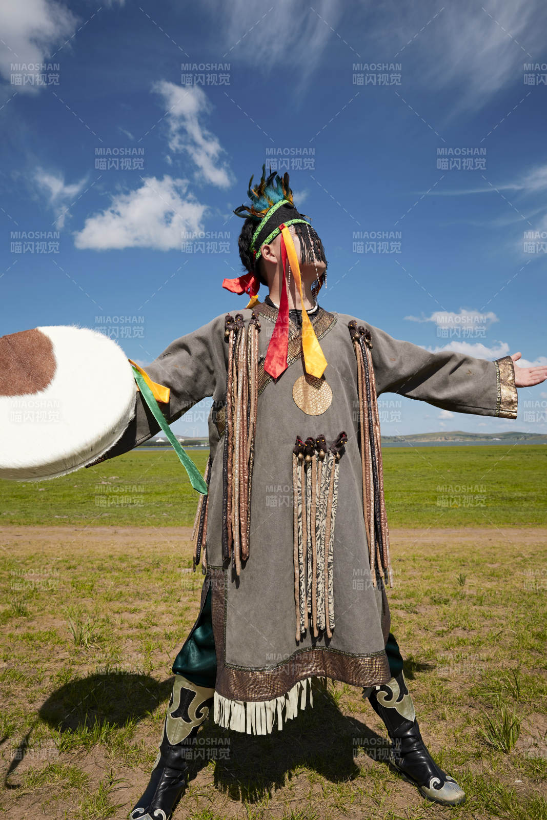 草原上的蒙古薩滿祭祀表演的舞蹈舞者