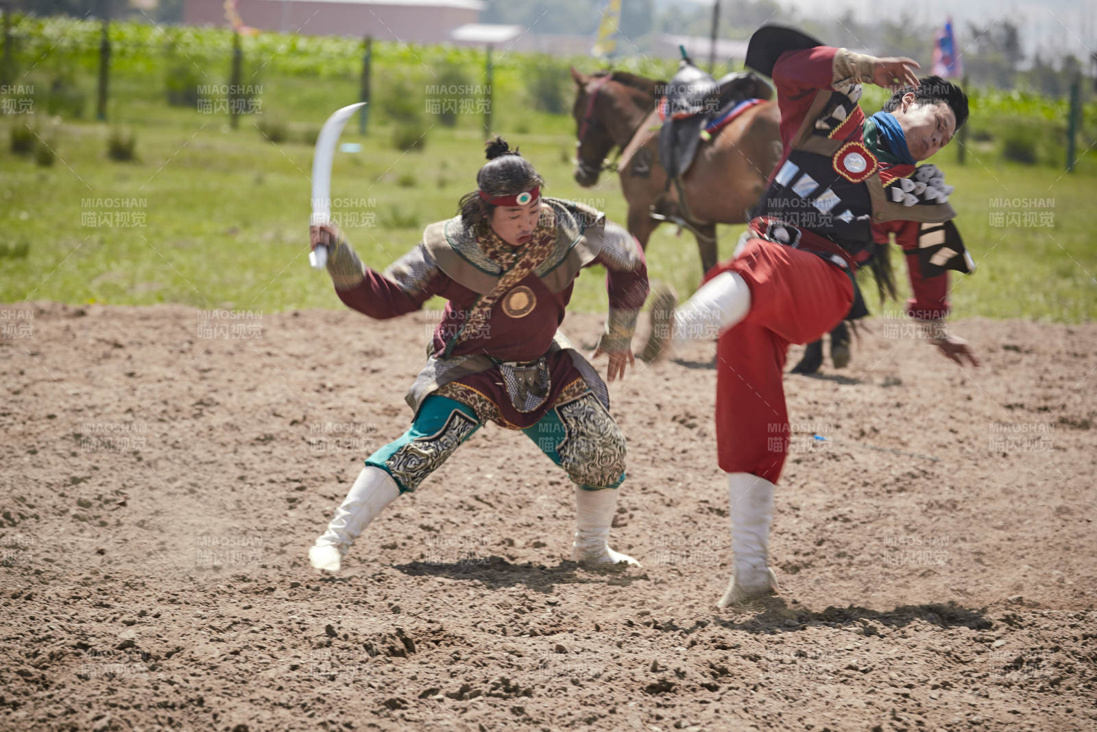 在草原景區表演的蒙古古代騎馬打仗演出