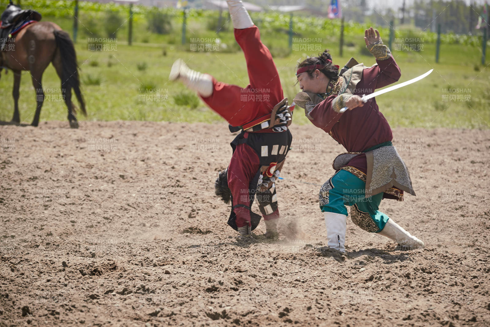 在草原景區(qū)表演的蒙古古代騎馬打仗演出