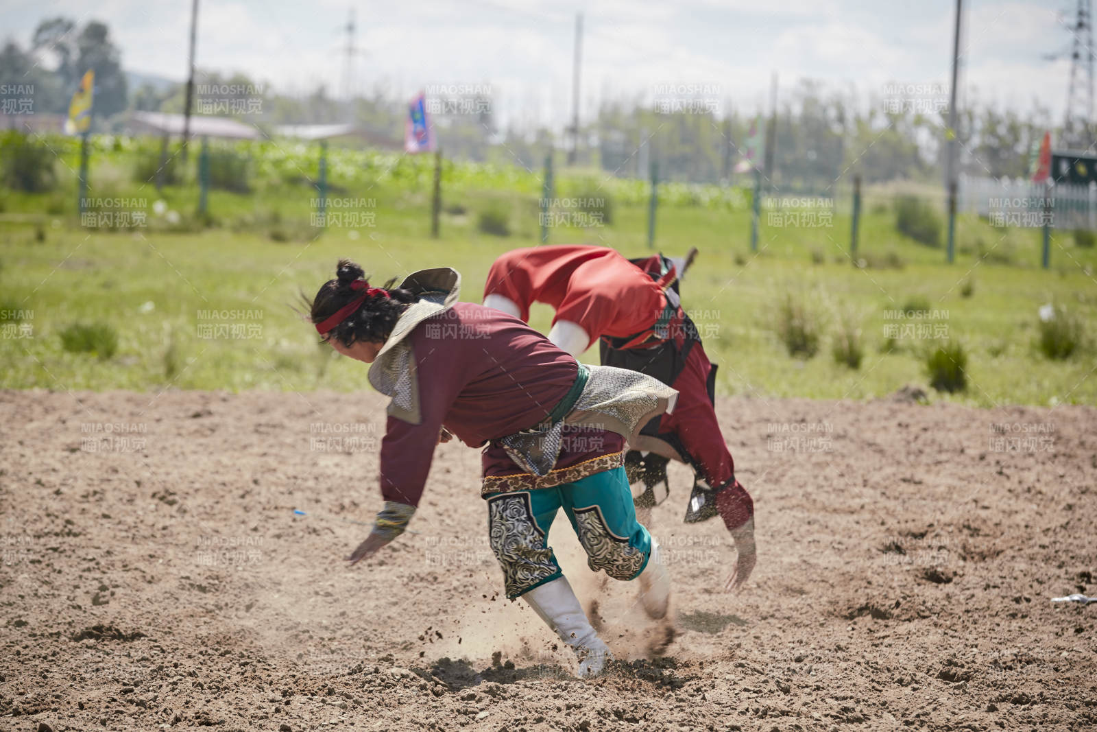 在草原景區表演的蒙古古代騎馬打仗演出