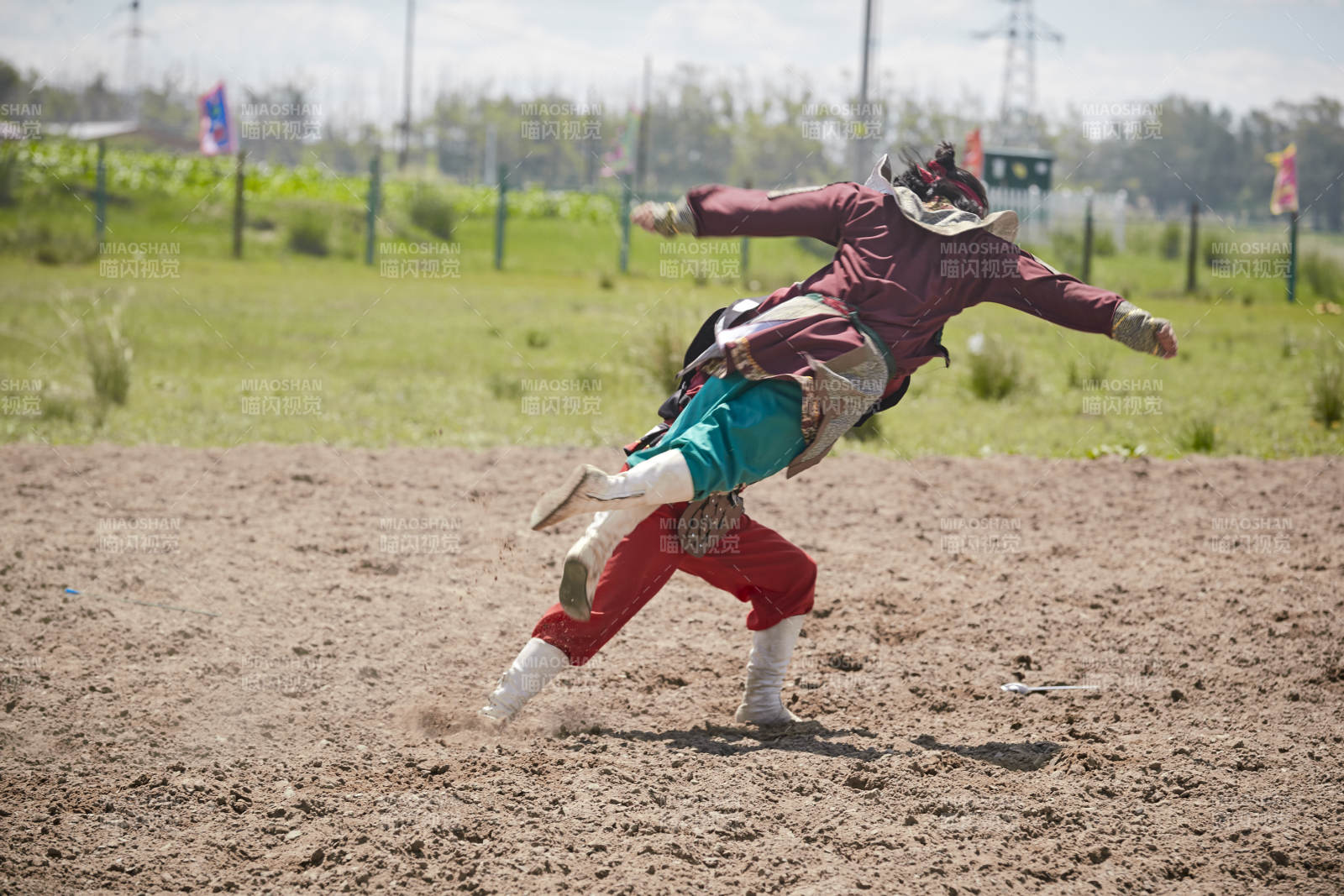在草原景區(qū)表演的蒙古古代騎馬打仗演出