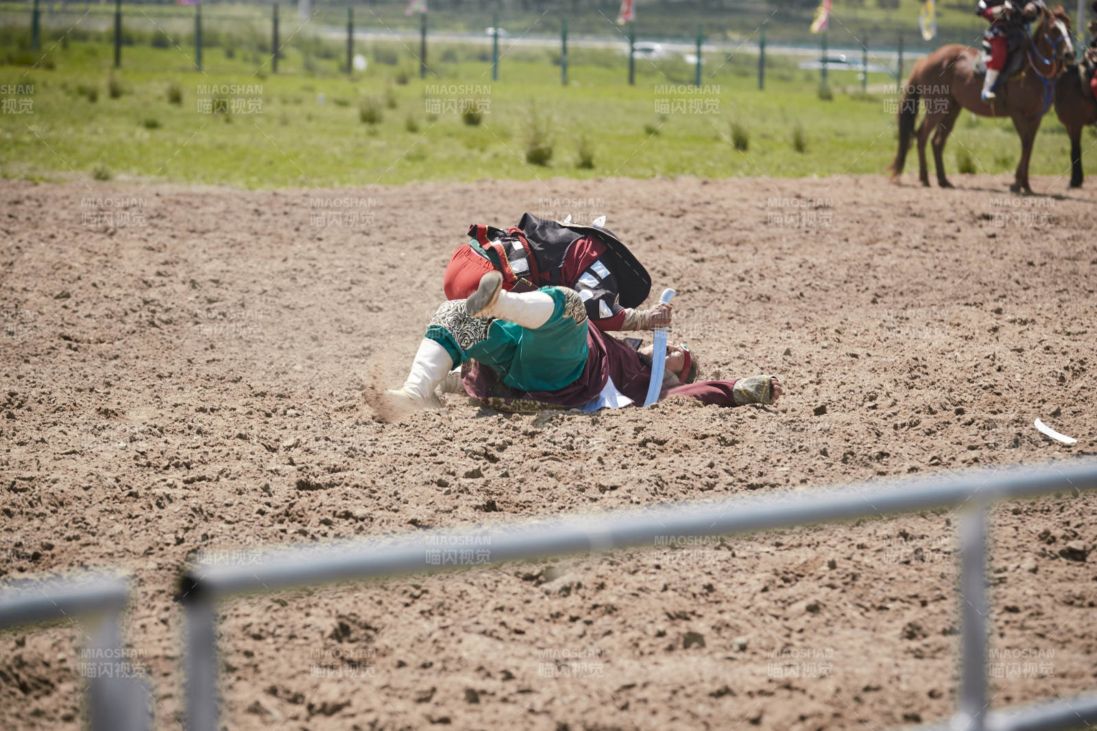 在草原景區(qū)表演的蒙古古代騎馬打仗演出
