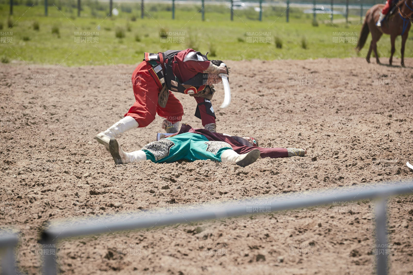 在草原景區表演的蒙古古代騎馬打仗演出