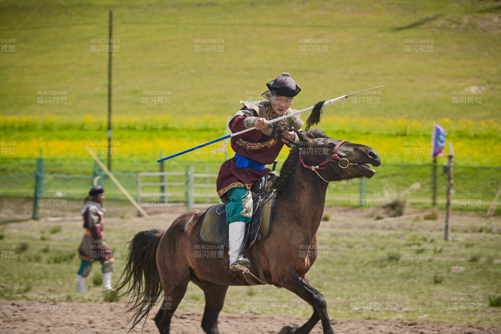 在草原景區表演的蒙古古代騎馬打仗演出