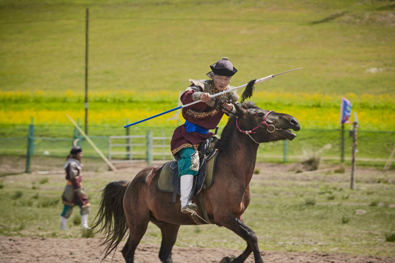 在草原景区表演的蒙古古代骑马打仗演出