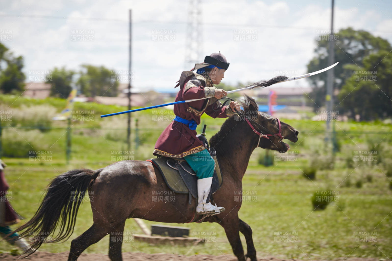 在草原景區表演的蒙古古代騎馬打仗演出