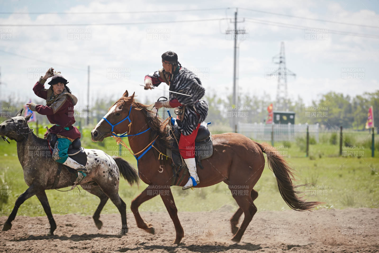 在草原景区表演的蒙古古代骑马打仗演出