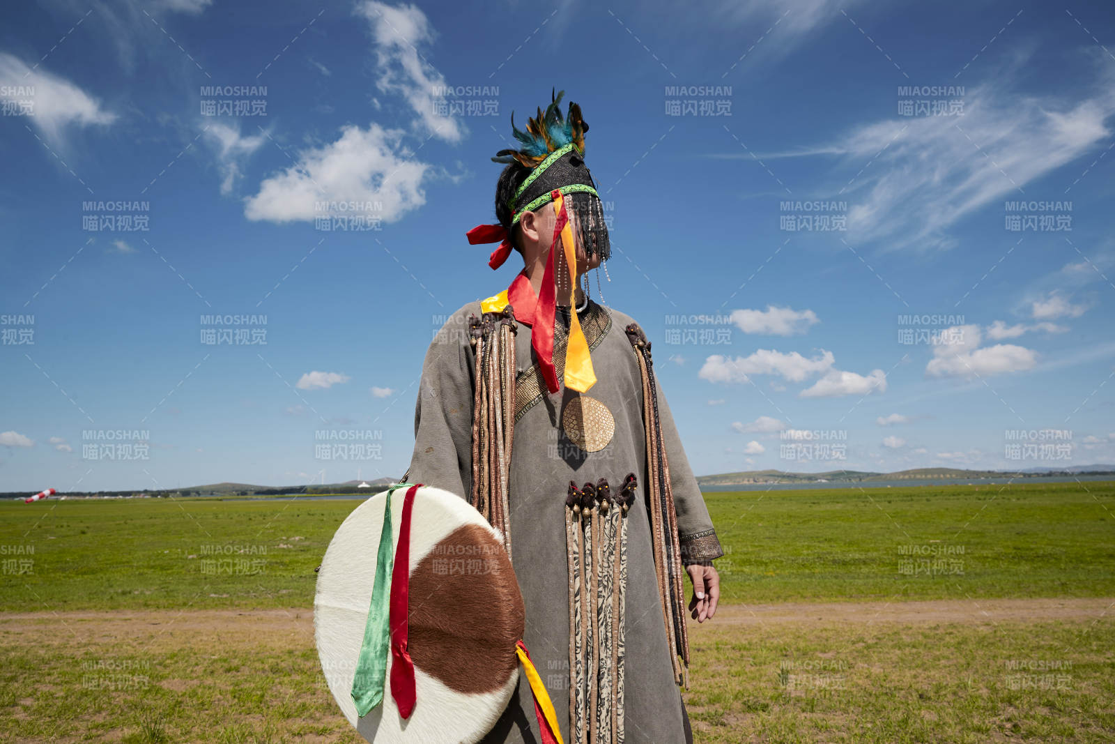 草原上的蒙古薩滿(mǎn)祭祀表演的舞蹈舞者
