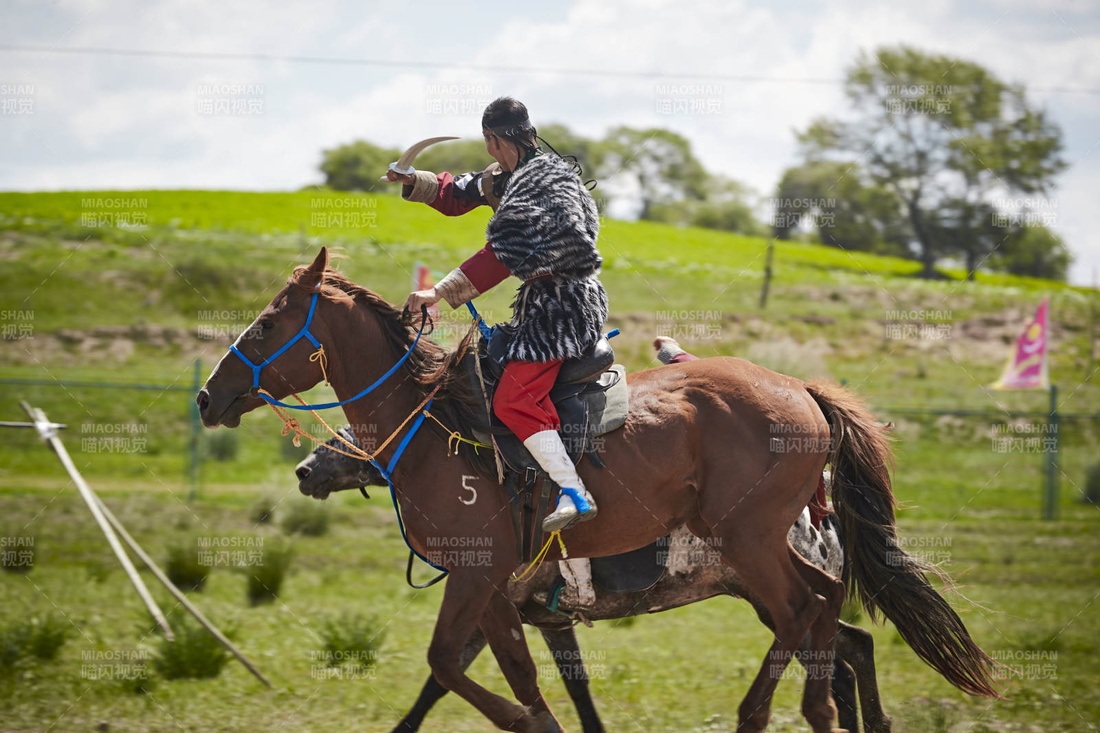 在草原景區(qū)表演的蒙古古代騎馬打仗演出