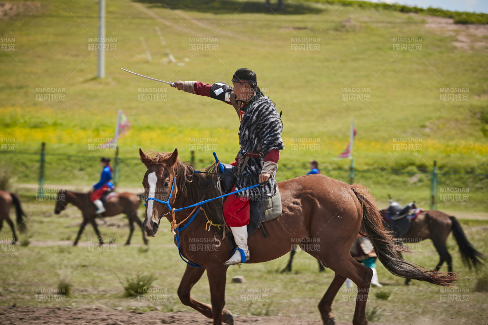 在草原景区表演的蒙古古代骑马打仗演出