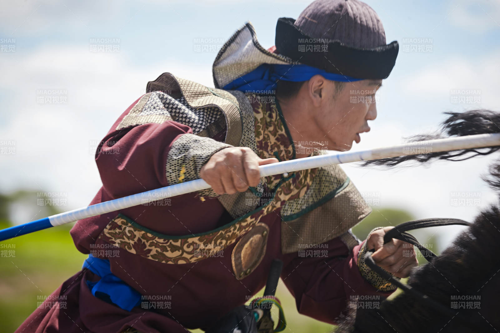 在草原景區表演的蒙古古代騎馬打仗演出