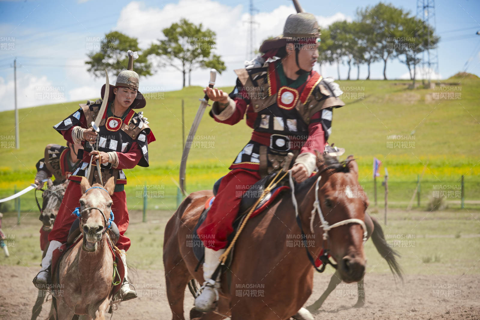在草原景區表演的蒙古古代騎馬打仗演出