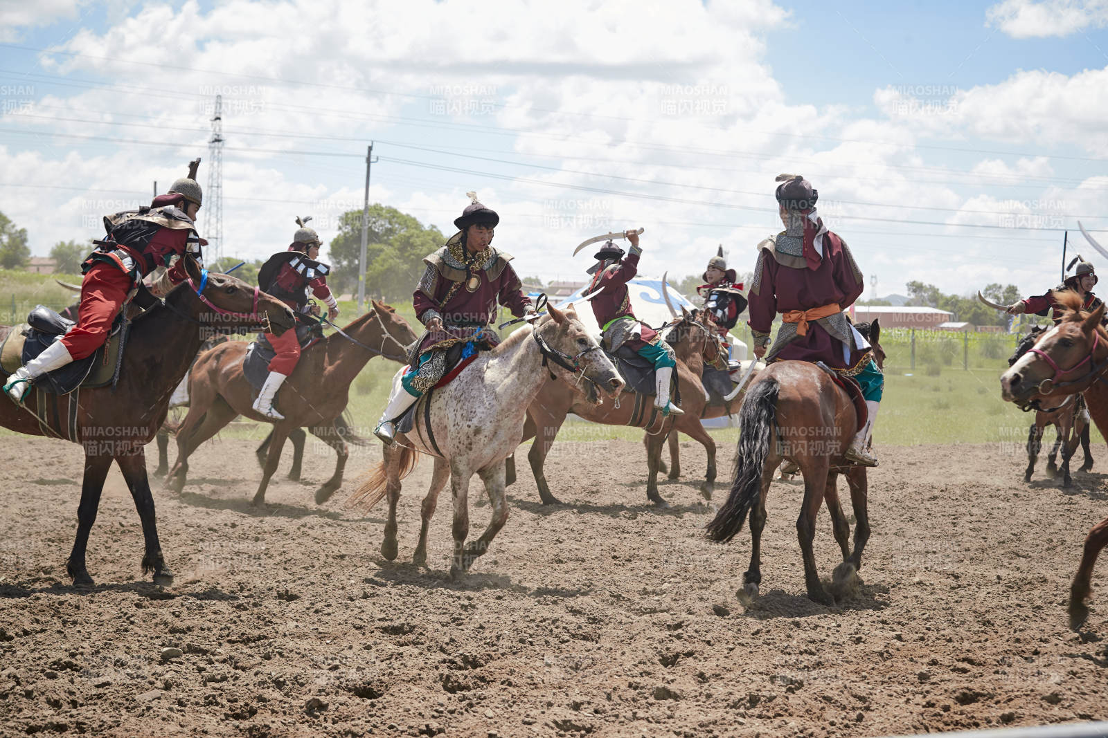 在草原景區表演的蒙古古代騎馬打仗演出