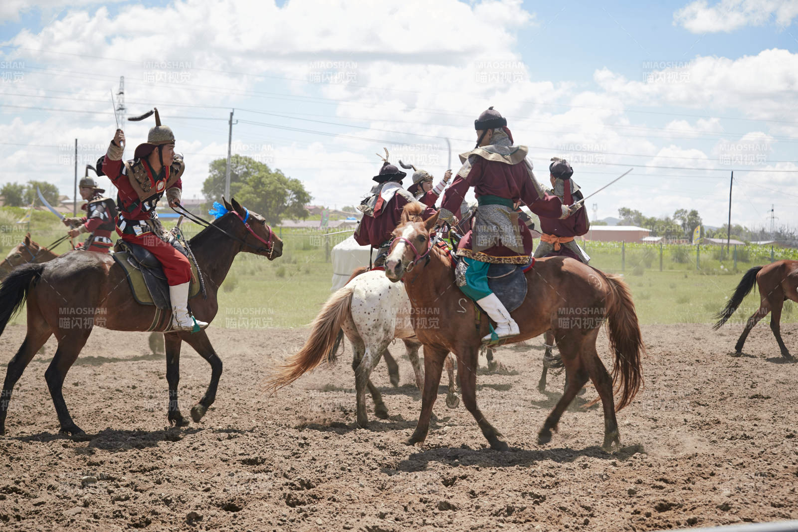 在草原景區表演的蒙古古代騎馬打仗演出
