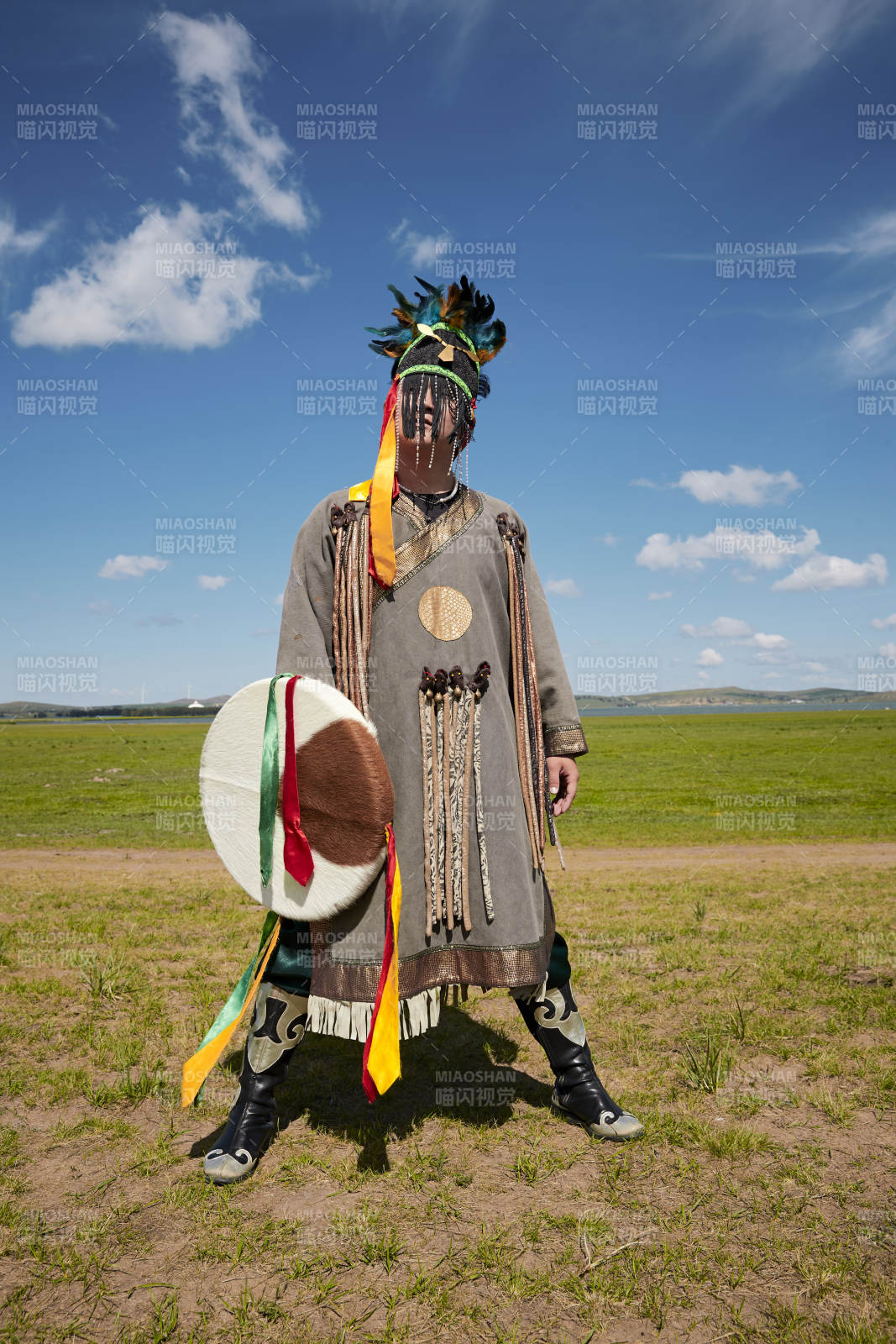 草原上的蒙古薩滿祭祀表演的舞蹈舞者