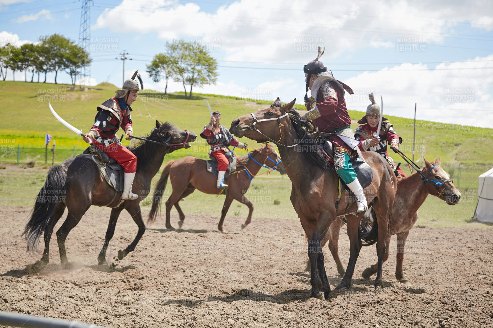 在草原景區表演的蒙古古代騎馬打仗演出