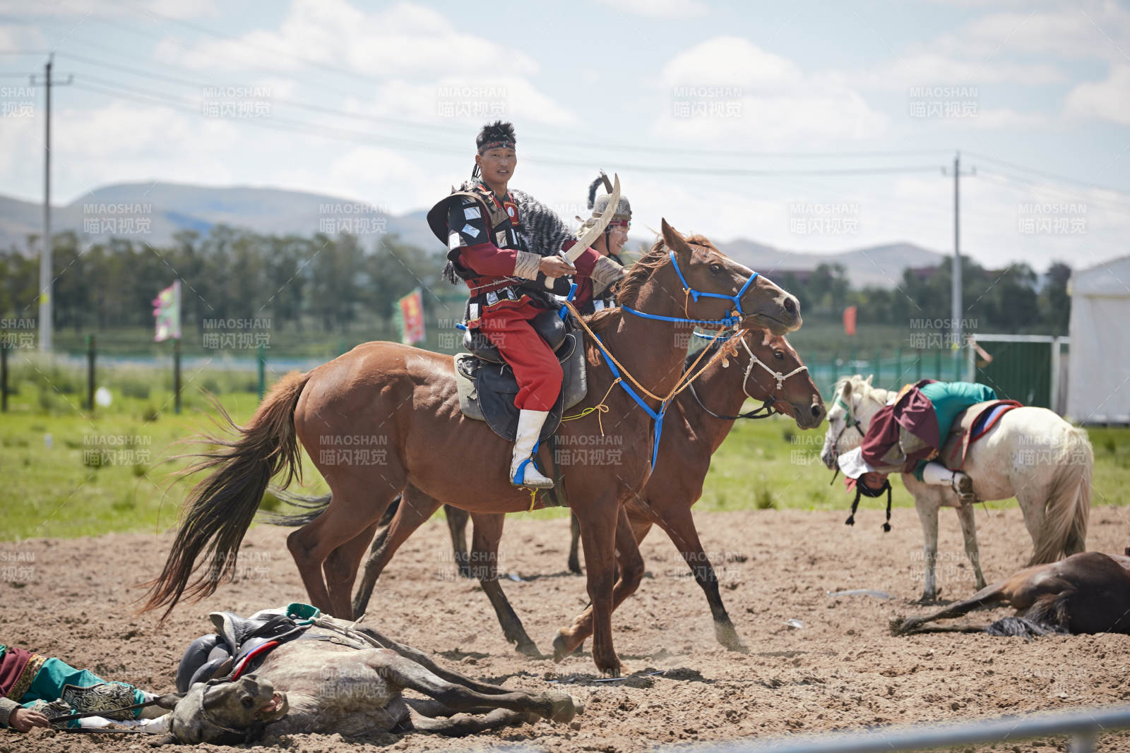 在草原景區表演的蒙古古代騎馬打仗演出