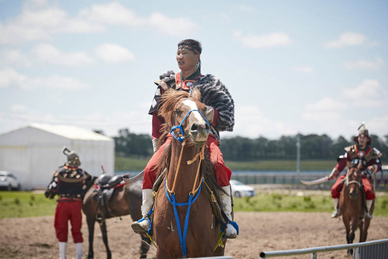 在草原景区表演的蒙古古代骑马打仗演出