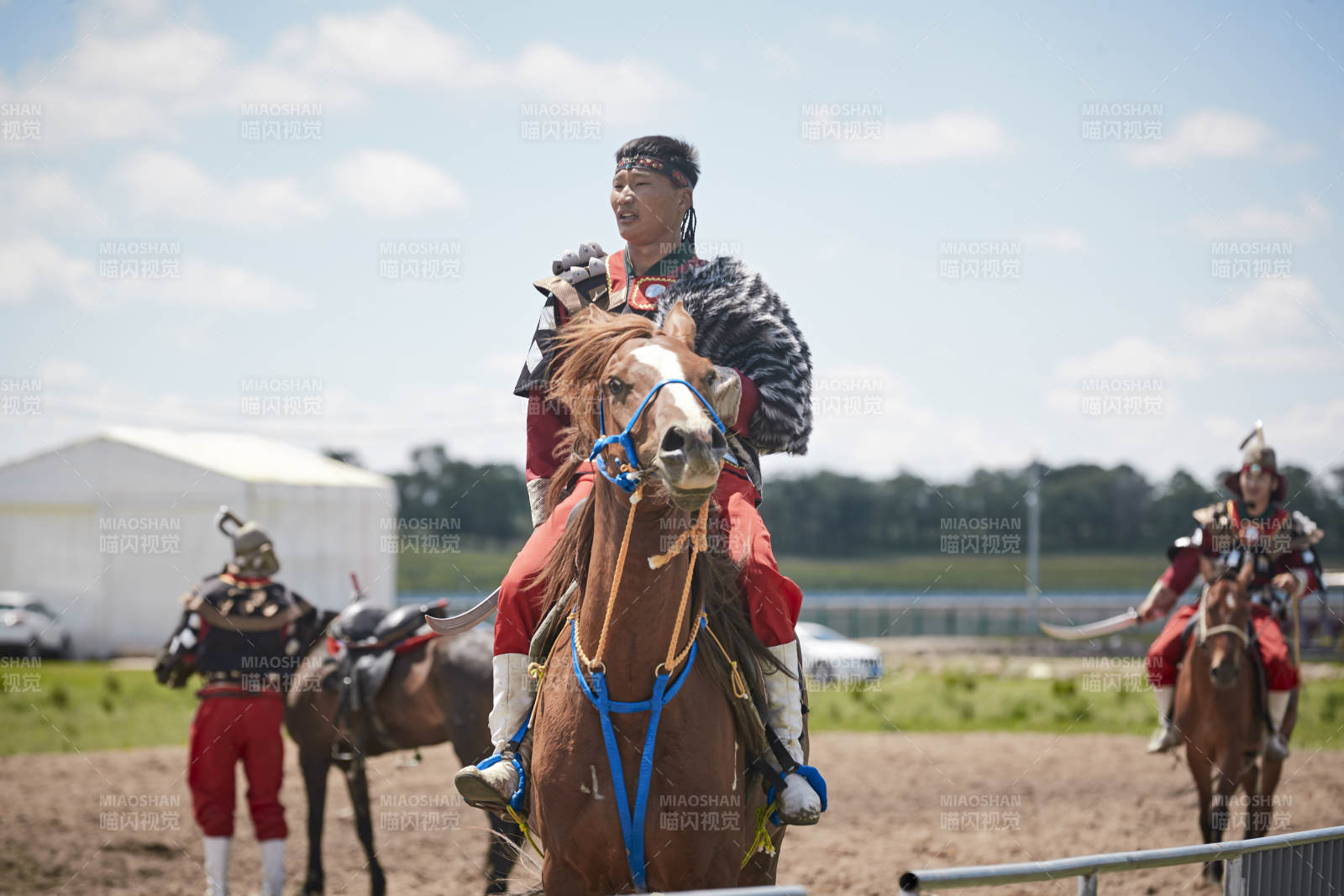 在草原景区表演的蒙古古代骑马打仗演出