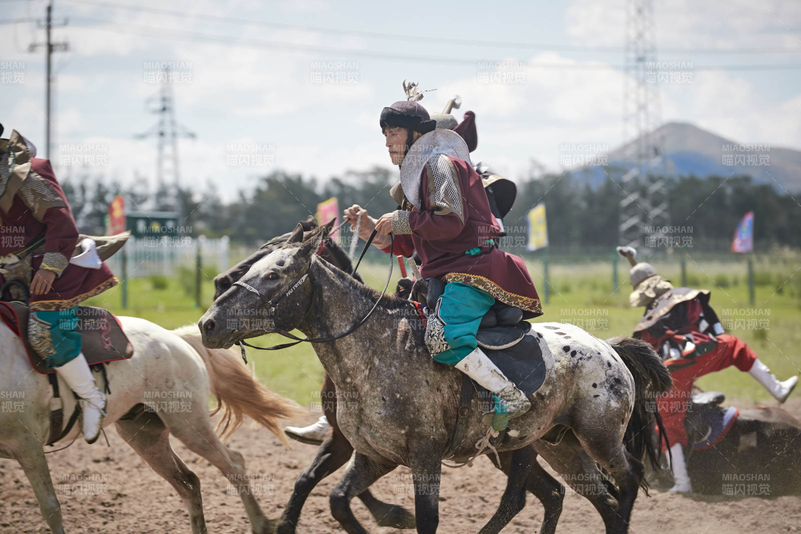 在草原景區(qū)表演的蒙古古代騎馬打仗演出