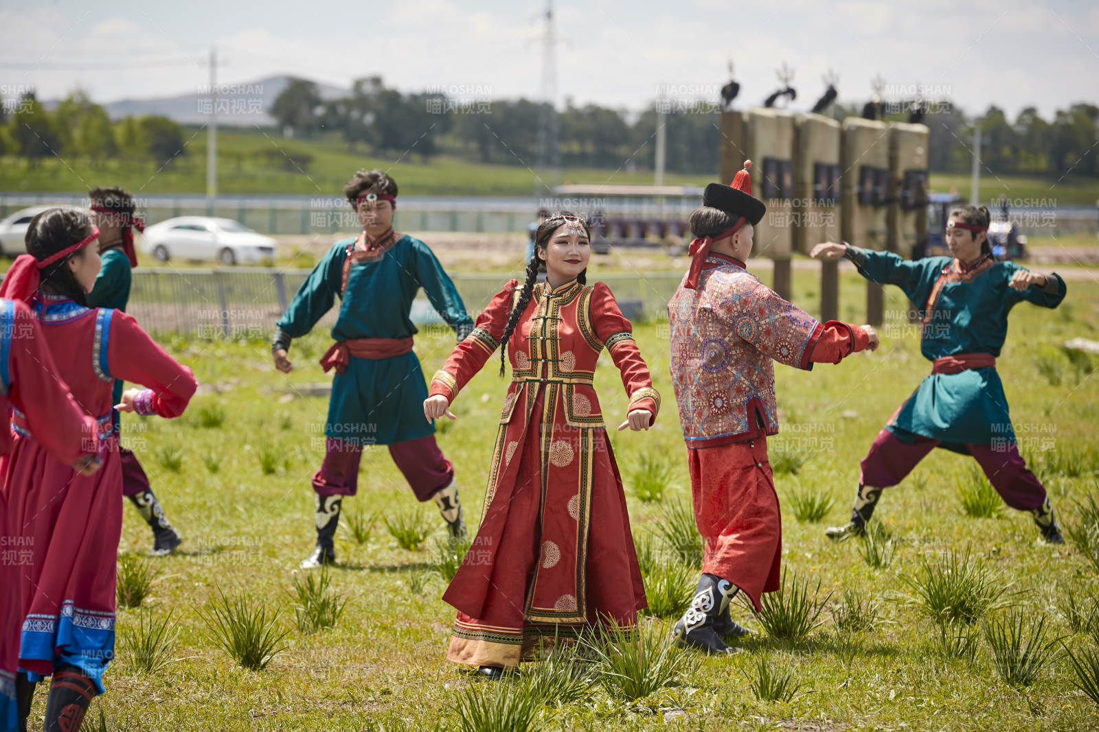 那達慕大會上表演的蒙古族傳統舞蹈